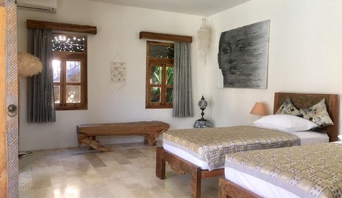 Habitación superior con 1 cama doble o 2 individuales, acceso a la piscina, vistas a la montaña