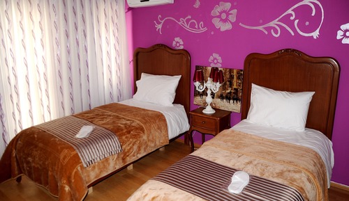 Apartamento, 2 habitaciones, baño privado, en edificio anexo