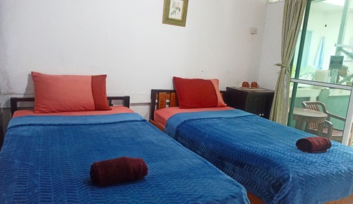 Habitación básica con 1 cama doble o 2 individuales