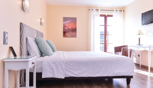 Habitación superior con 1 cama doble o 2 individuales, vistas a la montaña