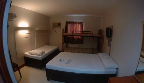 Dormitorio compartido básico, varias camas