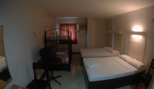 Habitación básica, varias camas, vistas a la ciudad