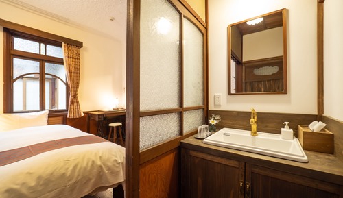 Habitación básica con 2 camas individuales, baño compartido