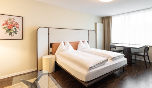 Estudio superior, 1 cama de matrimonio grande, no fumadores, balcón