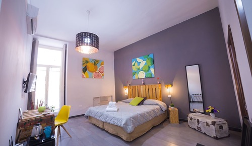 Habitación superior, 1 cama de matrimonio grande, balcón, vistas a la ciudad