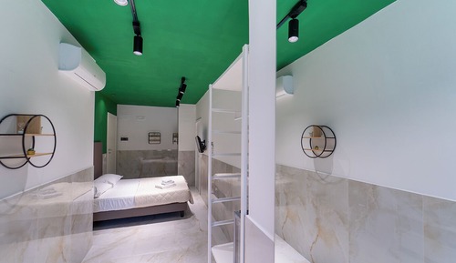 Habitación triple Deluxe, vistas a la ciudad, en edificio anexo (via De Gasperi 55)