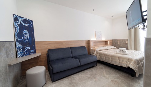 Suite estudio junior, 1 cama de matrimonio, vistas a la ciudad, en edificio anexo (Vico Giardinetto)