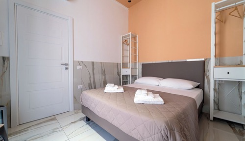 Habitación doble superior, en edificio anexo (Via Guglielmo S. Felice)