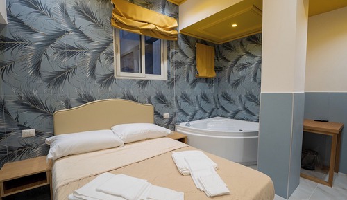 Suite estudio exclusiva, bañera de hidromasaje, en edificio anexo (Vico Freddo a Donnalbina)