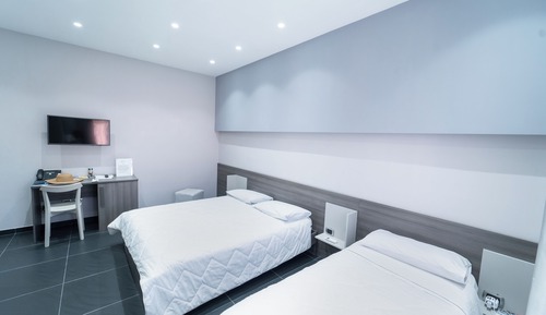Habitación triple Deluxe, en edificio anexo (Piazza Mercato)