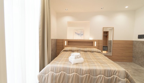 Habitación triple Deluxe, en edificio anexo (Vico Giardinetto)