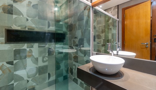 Habitación superior con 1 cama doble o 2 individuales, vistas a la piscina