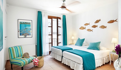 Habitación básica con 2 camas individuales