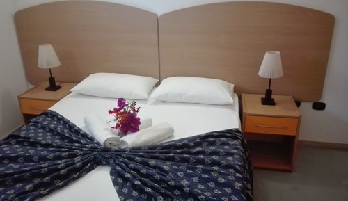 Habitación familiar con 1 cama doble o 2 individuales, vistas al complejo turístico