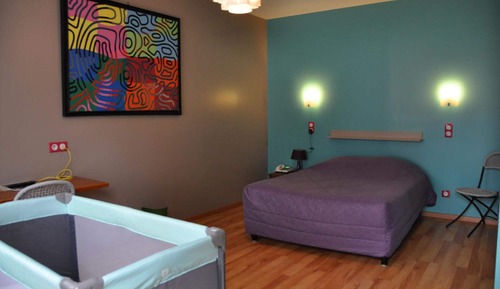 Habitación familiar, ducha adaptada, en la zona del jardín