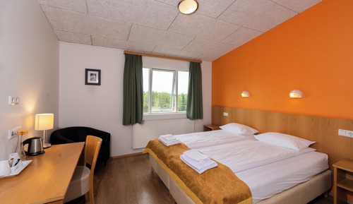 Habitación básica con 1 cama doble o 2 individuales, baño privado