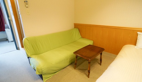 Habitación con 2 camas individuales, en edificio anexo
