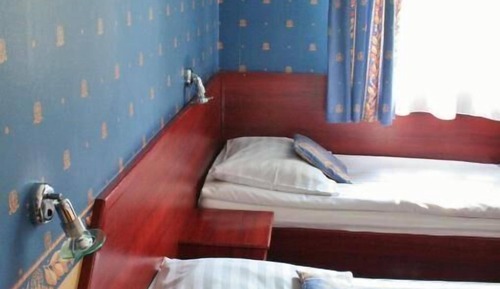 Habitación básica con 2 camas individuales