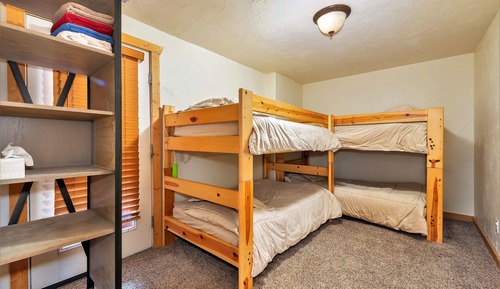 Habitación cuádruple básica, varias camas, no fumadores, baño compartido (Private Dorm)