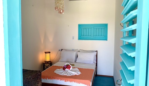 Habitación básica con 2 camas individuales, 1 cama doble, vistas al mar, frente a la playa