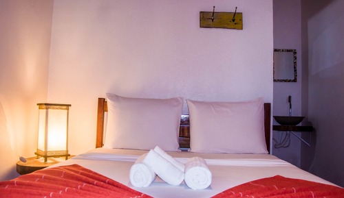 Habitación básica con 2 camas individuales, 1 cama doble, vistas al patio, frente a la playa