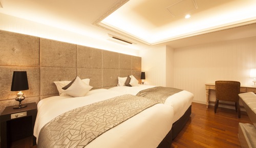 Suite familiar, no fumadores, en esquina (No Daily Cleaning)
