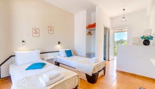 Habitación con 1 cama doble o 2 individuales, balcón, vistas al patio