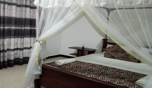 Habitación doble, baño privado, planta baja (with A/C)