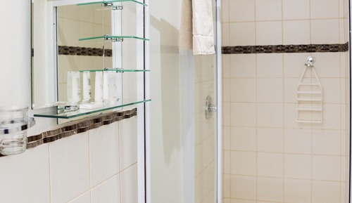 Habitación básica con 2 camas individuales