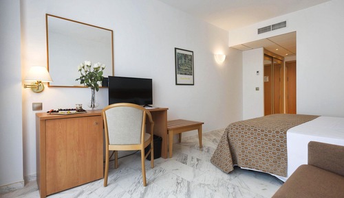 Habitación doble, vistas a la piscina (2 camas supletorias 3 adultos y 1 niño)