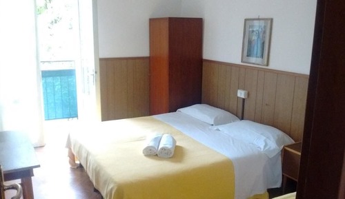 Habitación triple, vistas parciales al lago
