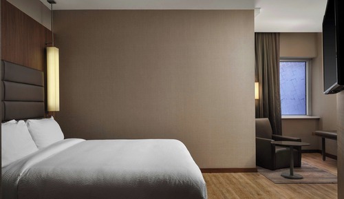Habitación, 1 cama de matrimonio grande (Mobility/Hearing Access, Roll-In Shwr)