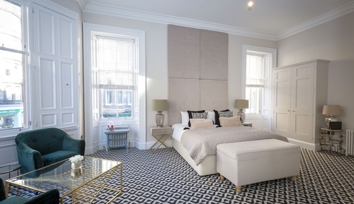 Habitación Premier con 1 cama doble o 2 individuales, baño privado, vistas a la ciudad