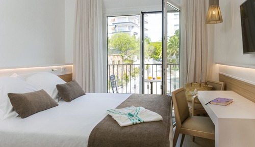Habitación doble renovada vista jardín