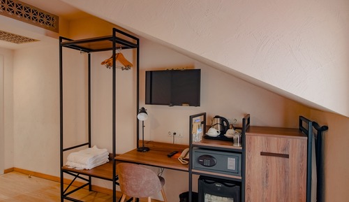 Habitación estándar con 1 cama doble o 2 individuales, 1 habitación, balcón, vistas a la montaña