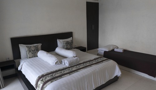 Habitación triple estándar, varias camas, baño privado, vistas al patio