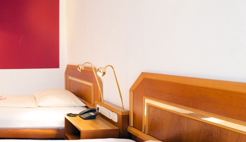 Habitación básica con 2 camas individuales