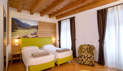 Habitación clásica con 1 cama doble o 2 individuales, bañera de hidromasaje