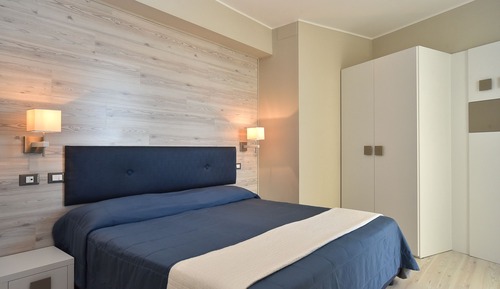 Habitación cuádruple Confort, vistas parciales al mar