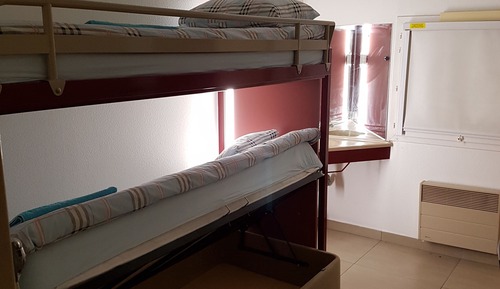 Habitación básica doble, varias camas, baño compartido