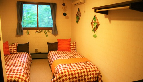 Habitación con 2 camas individuales, baño privado