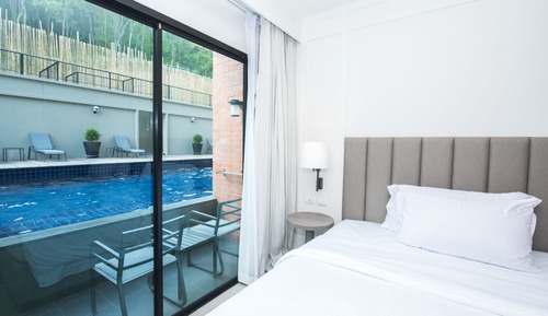 Habitación superior, acceso a la piscina