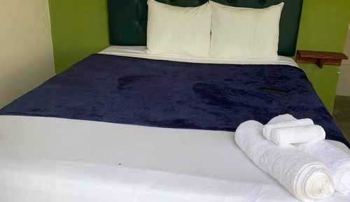 Habitación básica doble, 1 cama de matrimonio, baño privado, en la zona del jardín