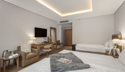 Habitación triple Confort, bañera