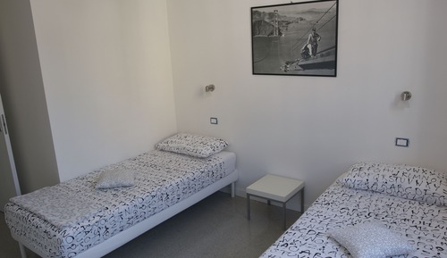 Habitación estándar con 2 camas individuales, baño compartido, junto a la montaña