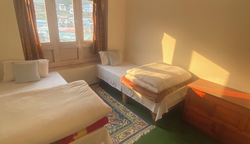Habitación básica con 1 cama doble o 2 individuales, vistas a la montaña