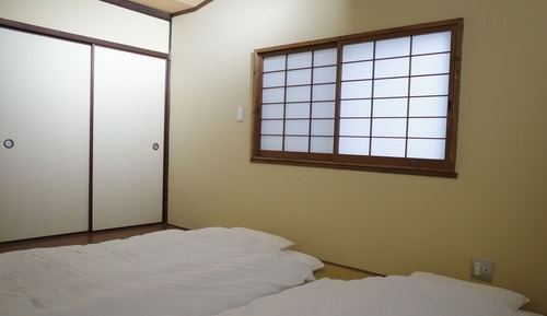 Habitación, baño compartido, planta baja (Japanese style for 3 People, Room C)