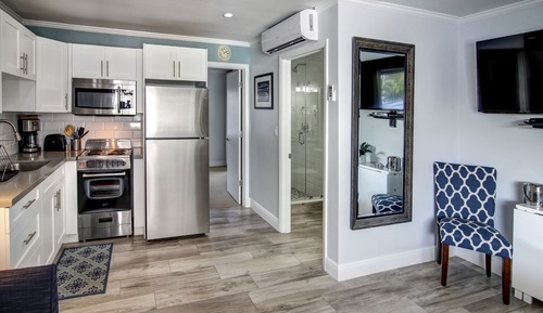 One Bedroom Studio, Queen Suite