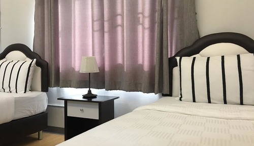 Habitación básica con 2 camas individuales
