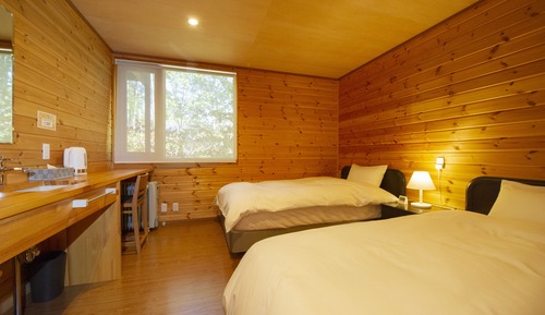 Habitación superior con 2 camas individuales, baño compartido